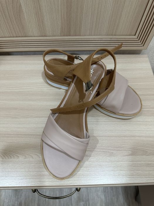 Продаются босоножки