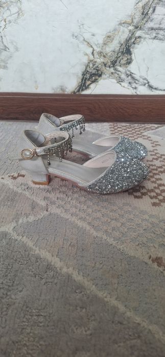 Продам нарядные туфли на девочку
