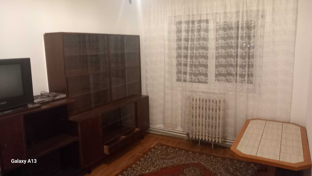 De închiriat apartament cu 3 camere pe strada Cernatului