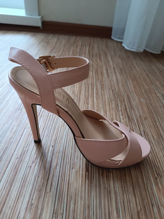Розовые босоножки 35