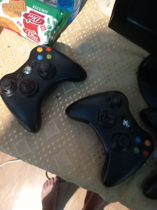 Vand xbox360 cu 3 manete 2 de xbox si 1 de ps 2-3 eu i dau ca nu mai ma joc pe el are 10 jocuri instalte pe el, il a de la un prieten +Hdmi