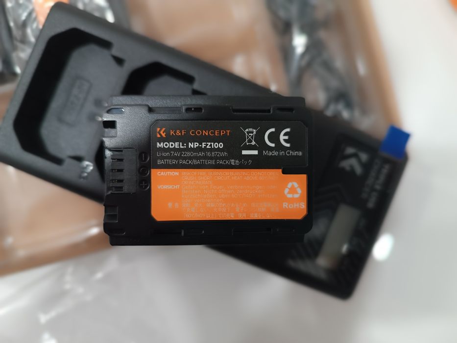 Зарядно и 3 бр.батерии за фотоапарат Sony