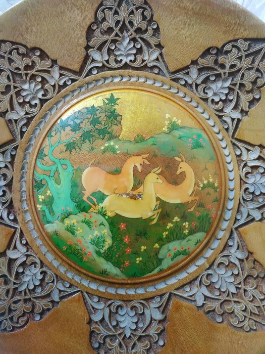 Тарелка для интерьера из ореха