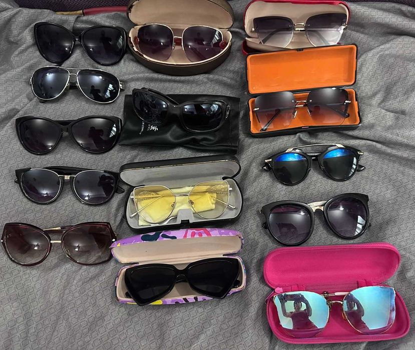 много видове очила, повечето маркови с цени от 8 до 22 лв