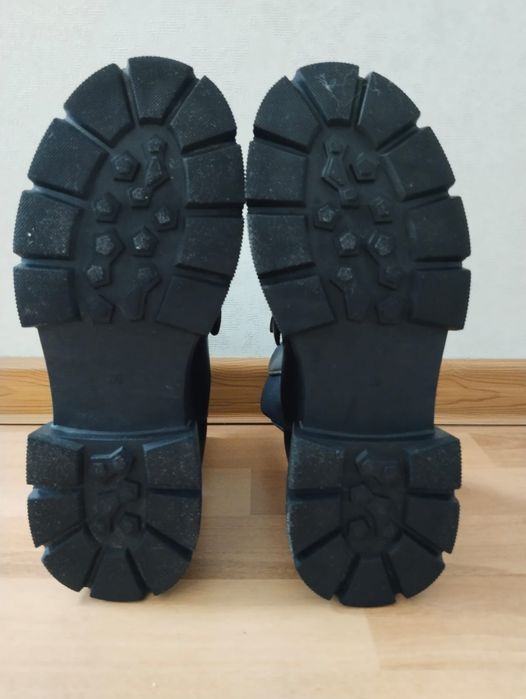 Продам женские осенние ботинки