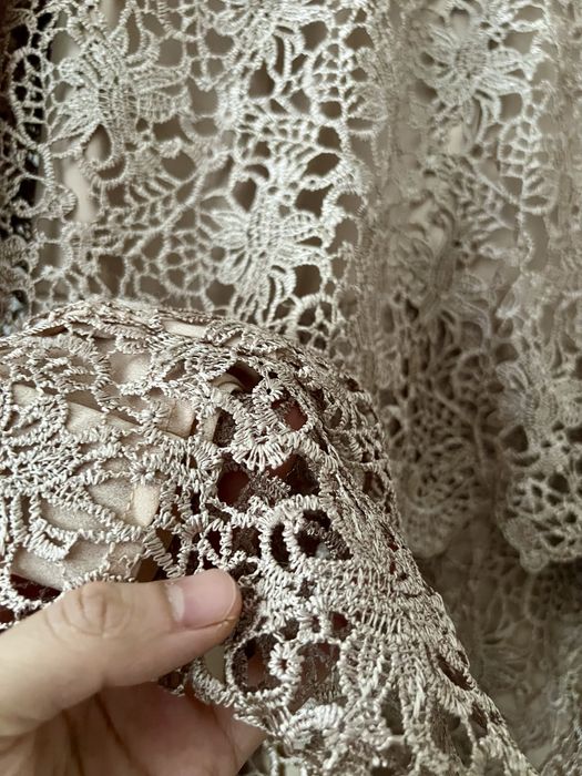 Длинное платье комбинированное с гипюром и атласом