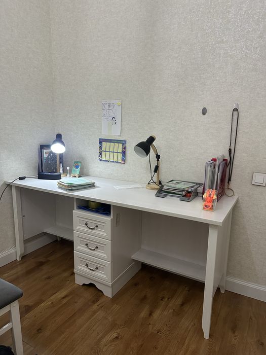 Продам стол . Россия , цвет белый