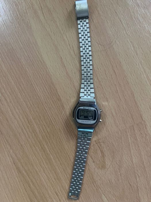 Дамски електронен часовник