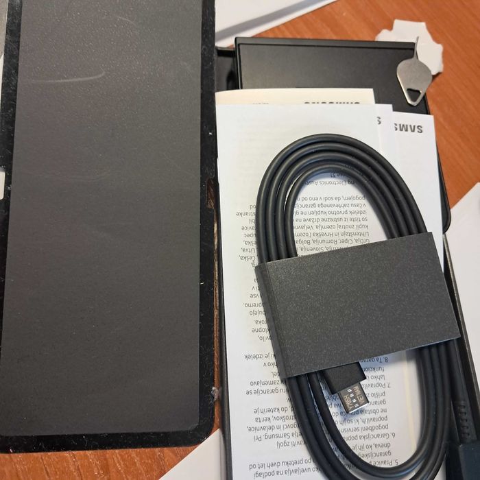 Продавам нов черен Samsung Galaxy ZFlip 7 Fe
