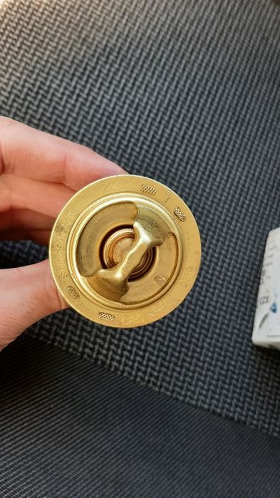 Продам новый термостат на Ford Focus 1