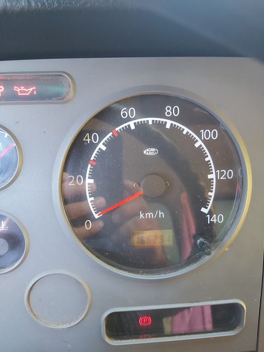 Продавам Животновоз Нисан Атлеон