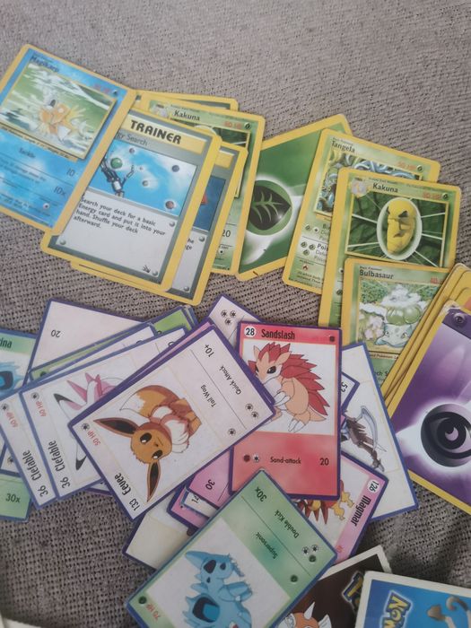 Cărți Pokemon vintage de colecție