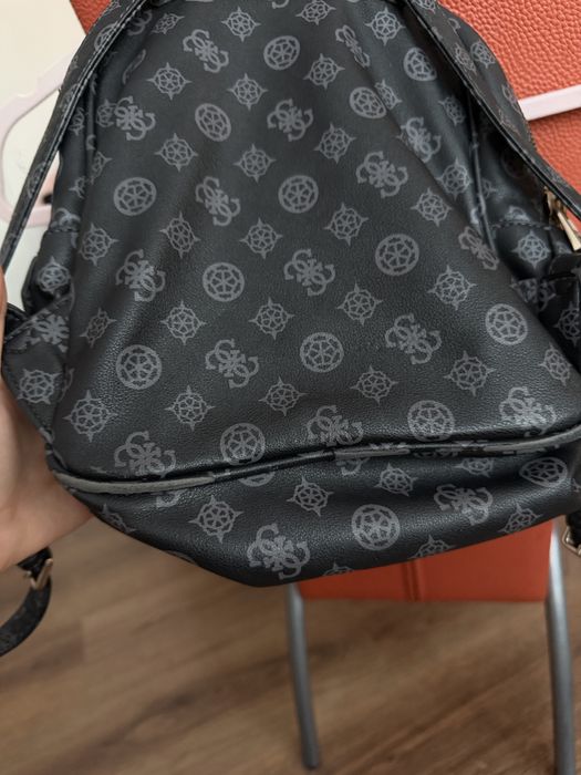 Vând ghiozdan Guess