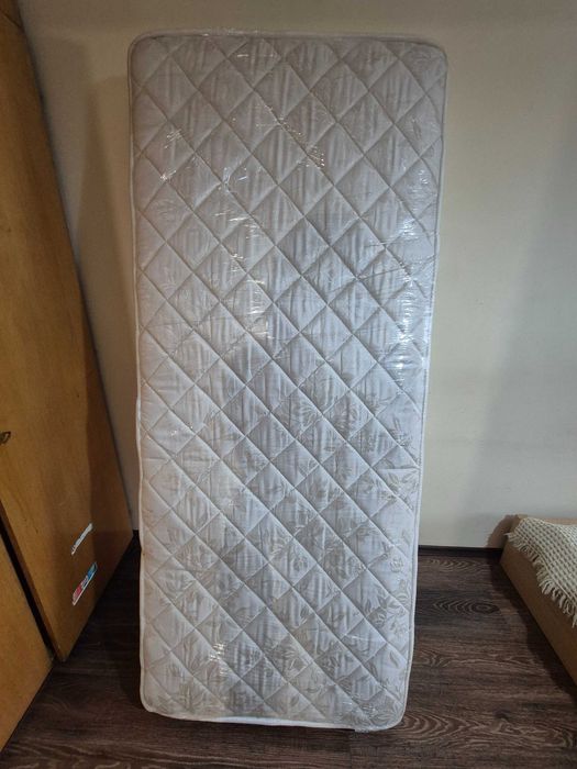 Продавам чисто нов матрак: 82 x 190. Никога не е използван.