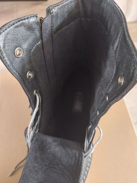 Продам новые ботинки женские