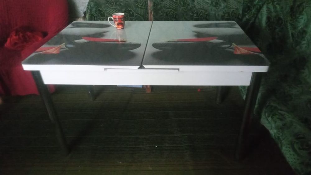 Стеклянный кухонный стол