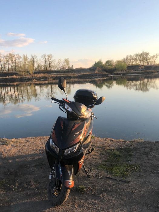 Продаю скутер со шлемом