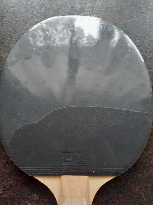 Vând paletă pentru tenis de masă marca Lion International