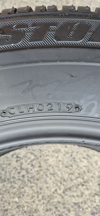 2 anvelope vara Bridgestone 235/60/17.Pretul este pe bucata.