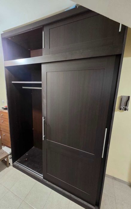 Двукрилен гардероб с надстройка