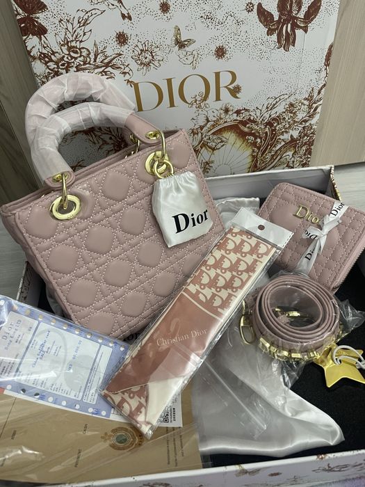 Сумочка от Диор.