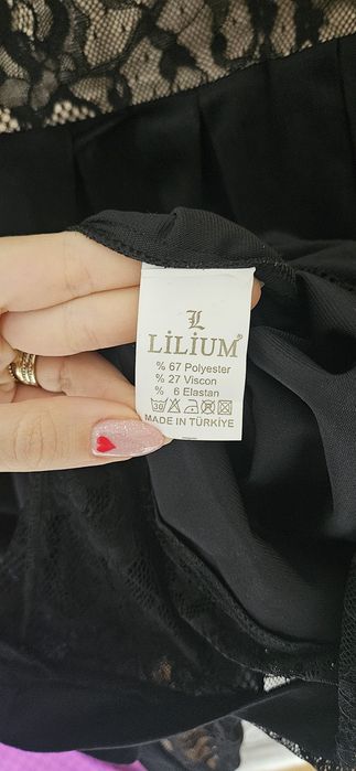 rochie neagră cu mâneci trei-sferturi, cu inserții de dantelă
