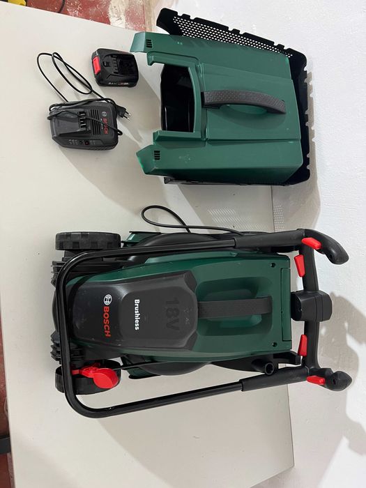 Mașină de tuns gazon cu acumulator Bosch CityMower 18V-32-300