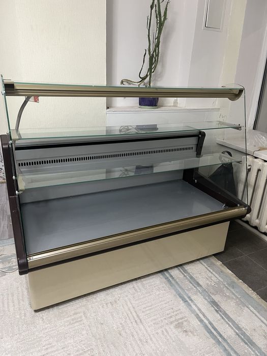 Продам кондитерскую витрину бу