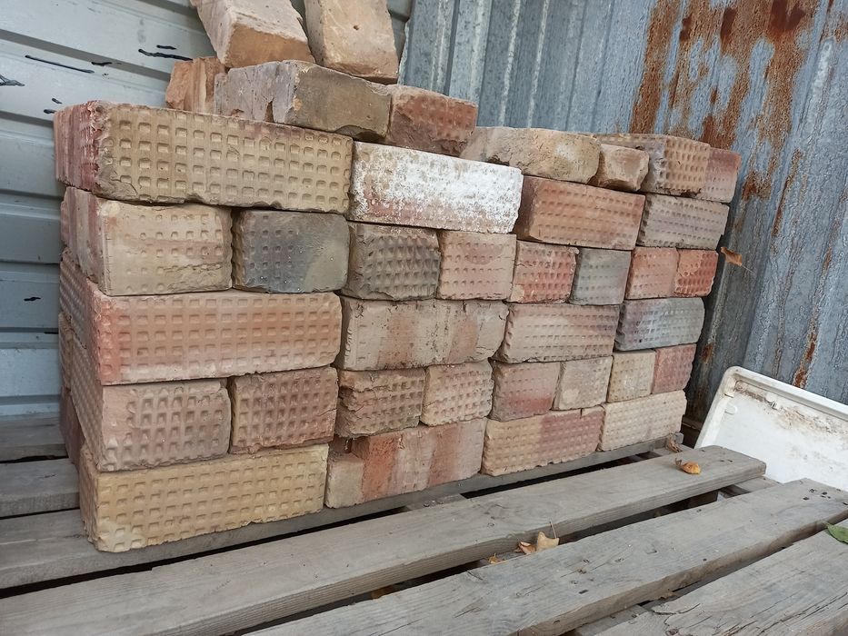 Продам кирпичи полуторка.
