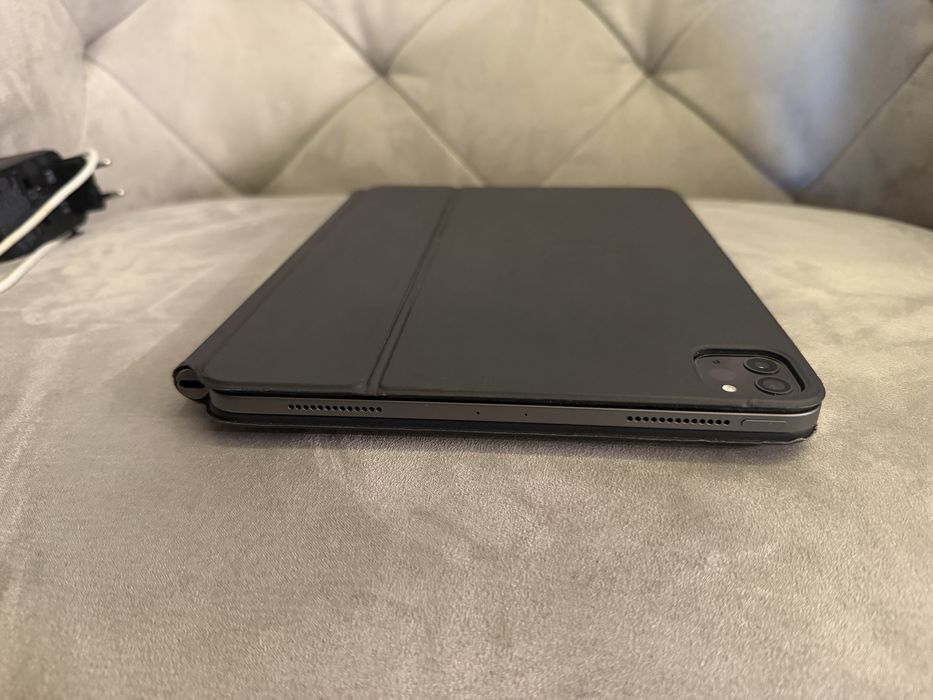 iPad Pro 11" (2020) – 256GB, Wi-Fi, impecabil + Magic Keyboard