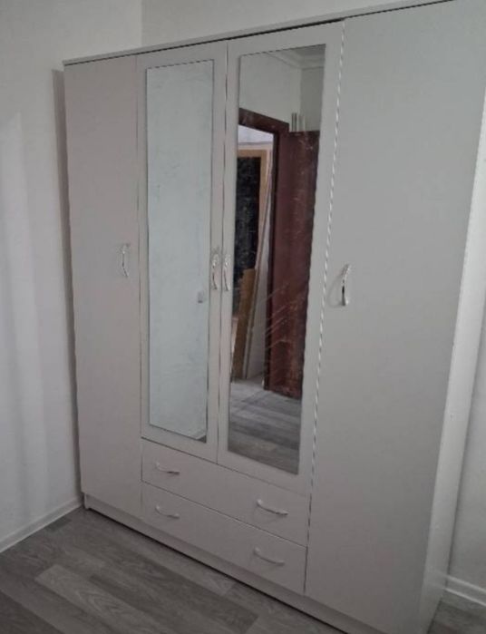 Шкаф с зеркалом продам