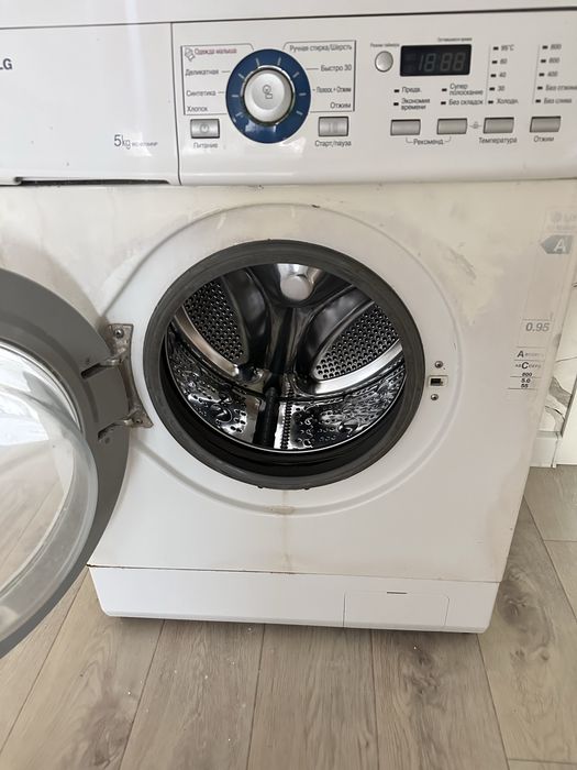 Рабочая стиральная машина