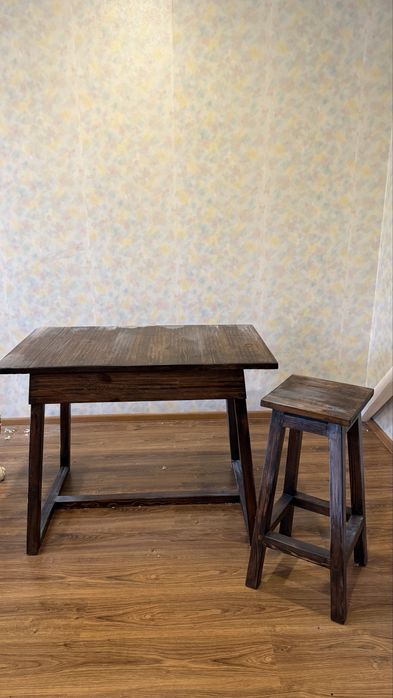 Стол деревянный с двумя стульями