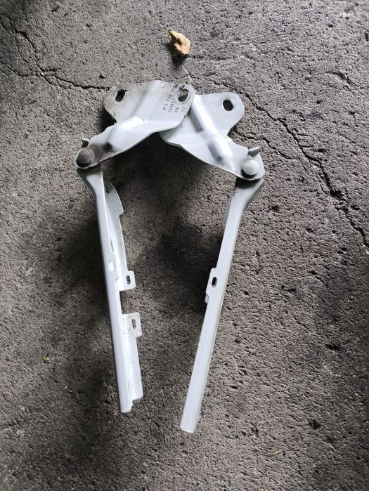 Панти за преден капак за Audi Q3.