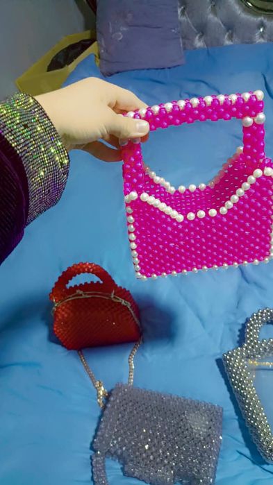 Tadbir va kundalik obraz uchun   mos keluvchi munchoqli sumka