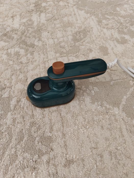 Дорожный утюг, отпариватель.