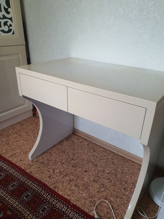 Продам стол с выдвижными ящиками б/у