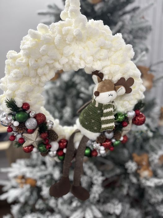 Коледен венец с играчка