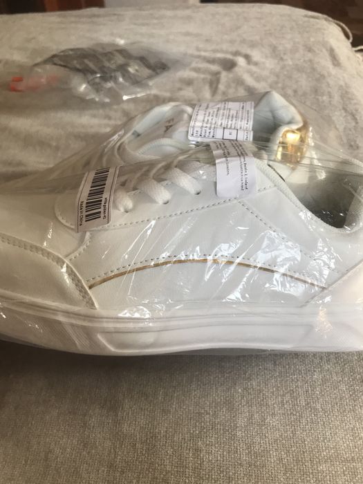 Продам кроссовки новые в упаковке