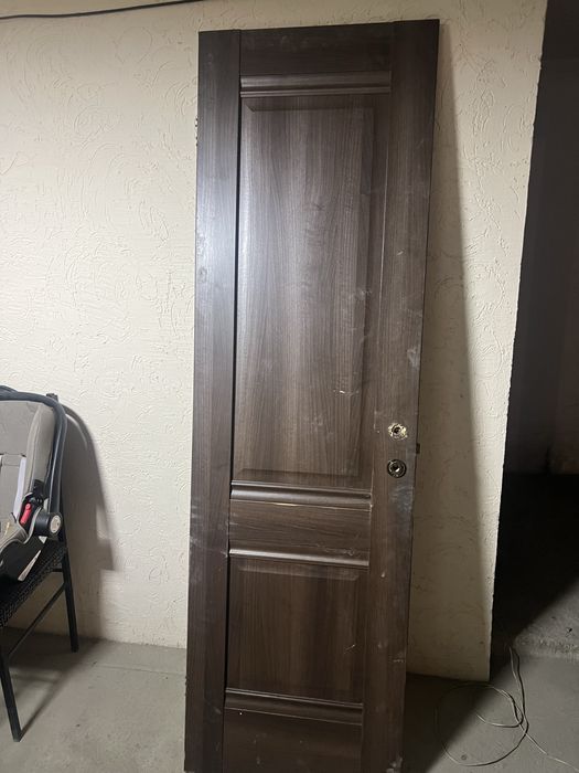 Продам белую дверь