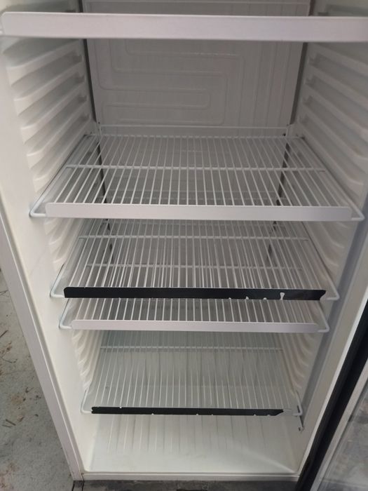 Хладилна витрина вертикална