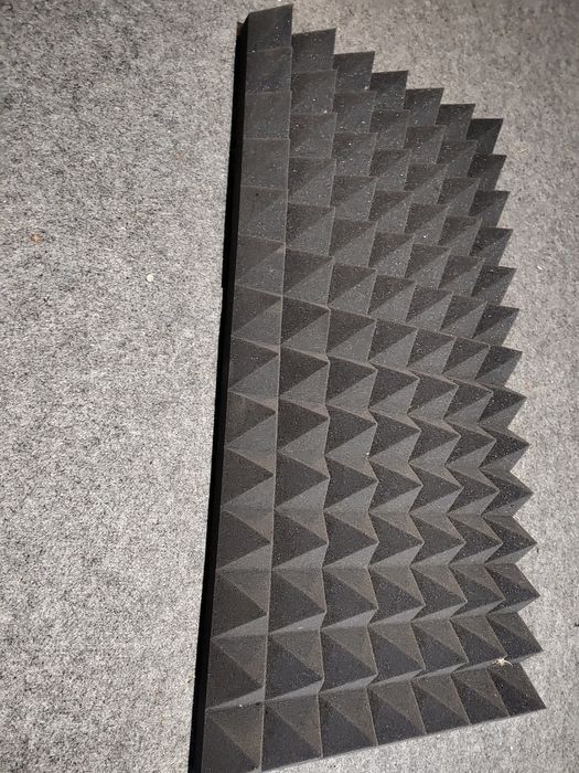 Продавам звукоизолация тип пирамида