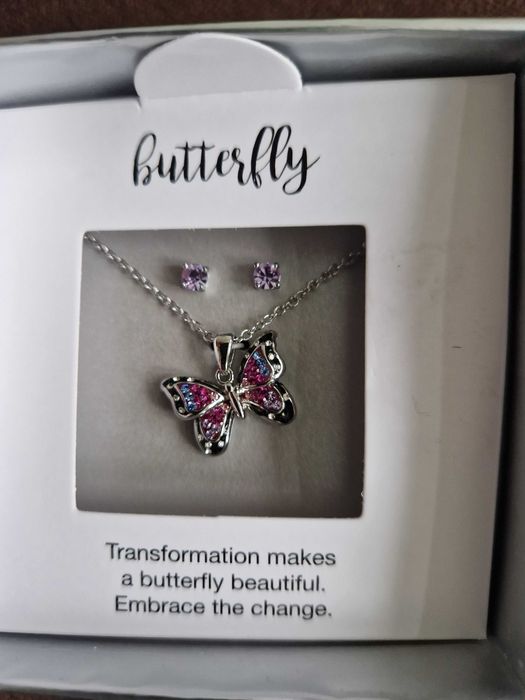 Комплект синджирче с висулка пеперуда и обеци.