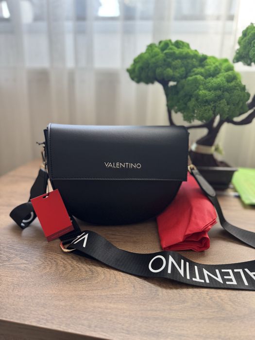 Geanta Valentino noua perfecta pentru cadou