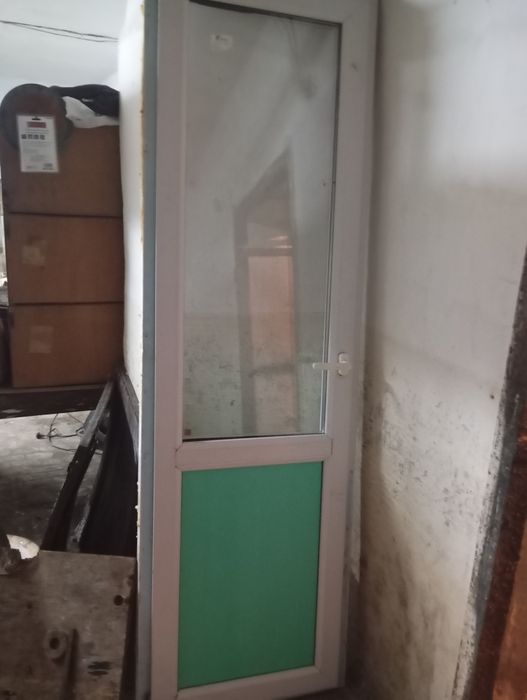 Продам пластиковую дверь