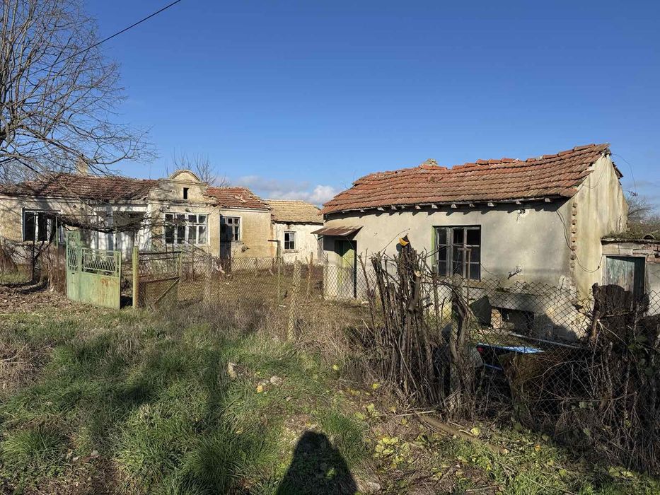 Поземлен имот в с. Новаково 707 м2 със законни постройки за събаряне.