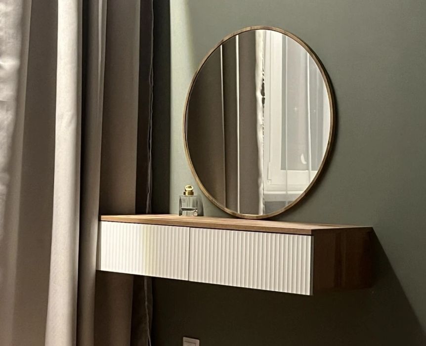 Зеркало настенное в раме