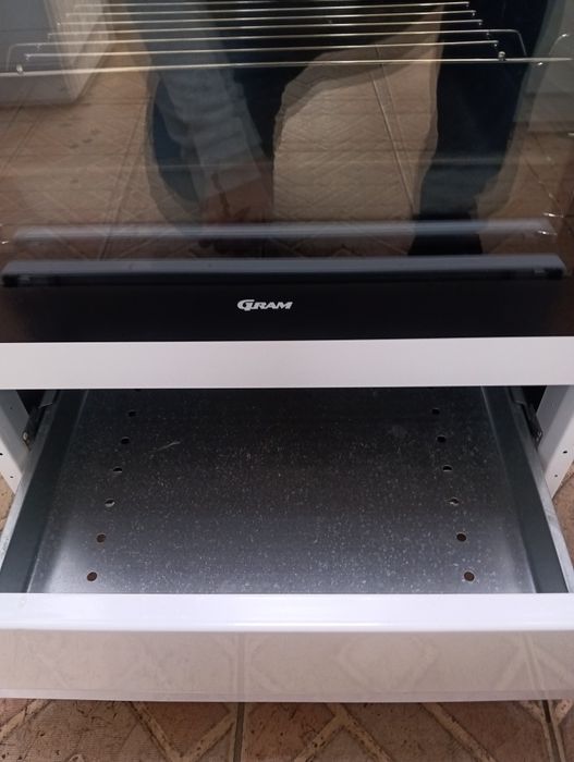 Свободно стояща печка с керамичен плот Gram 2 години гаранция!