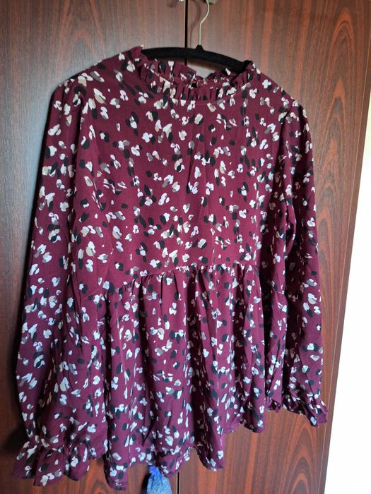 Bluză damă bordo cu imprimeu, mânecă lungă, volănaș guler, mărimea L