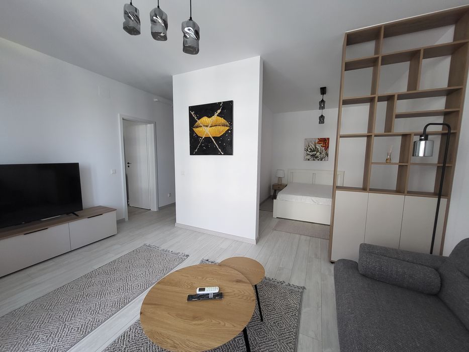 Închiriez studio